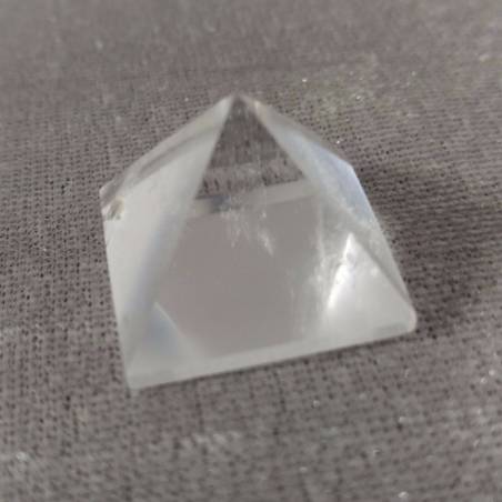 PYRAMID Hyaline Quartz Rock CRYSTAL PURE Point MINERALS Crystal Healing-1